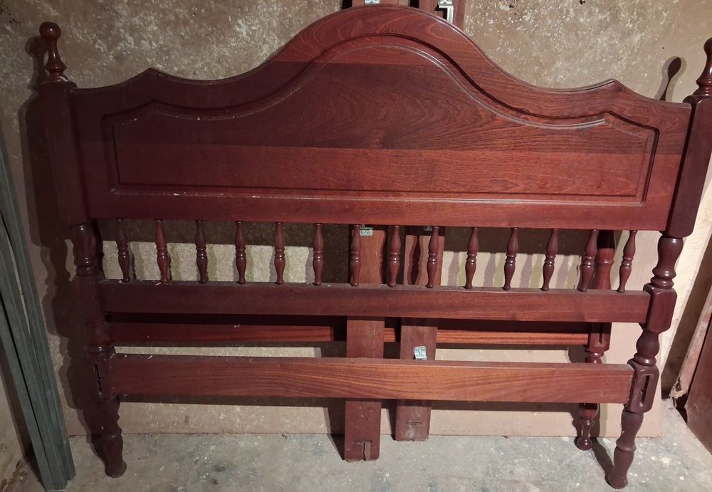 Cama de casal em madeira