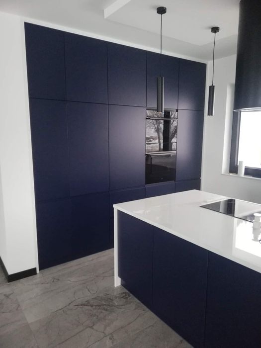 Meble na wymiar//Kuchnie//Łazienki//Garderoby