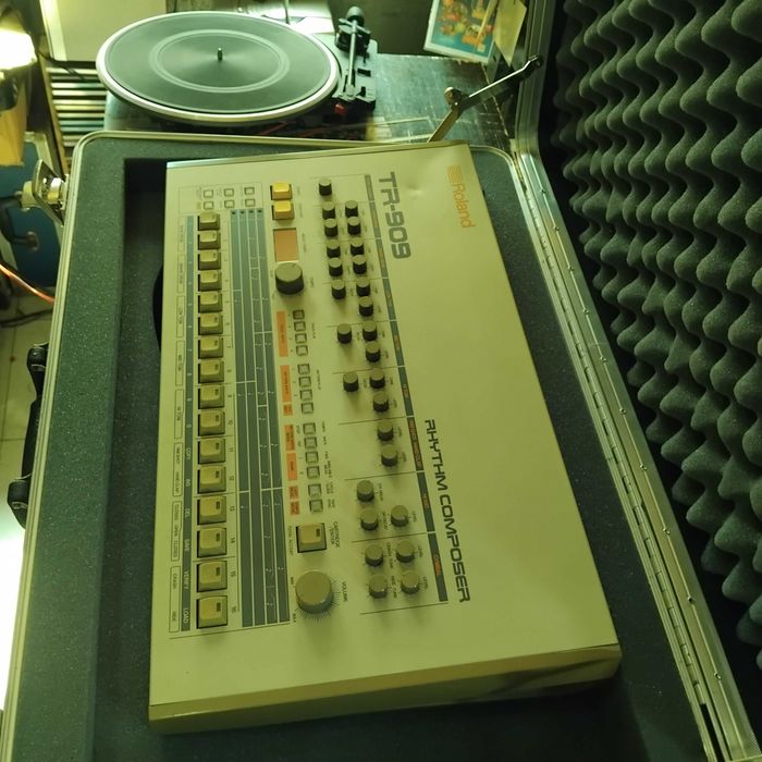 Roland TR-909 Rhythm Composer + Flight Case Roland original