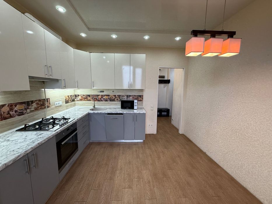 Чудова двокімнатна в сучасному будинку