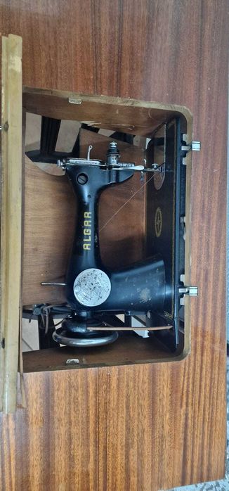 Máquina de Costura Antiga ALGAR – Funcional – Mesa Original