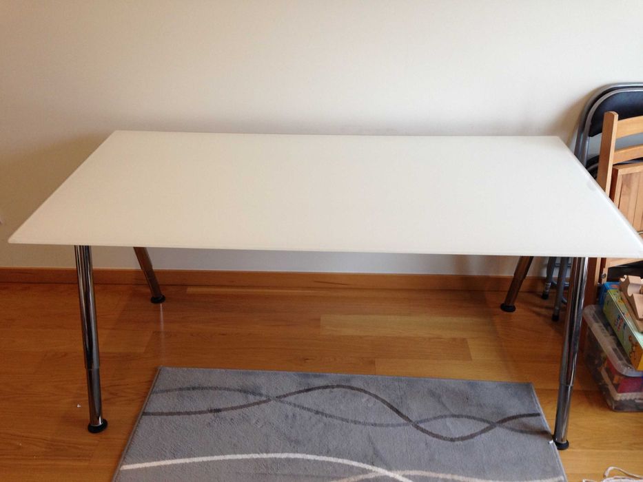 Secretária IKEA com tampo em vidro branco