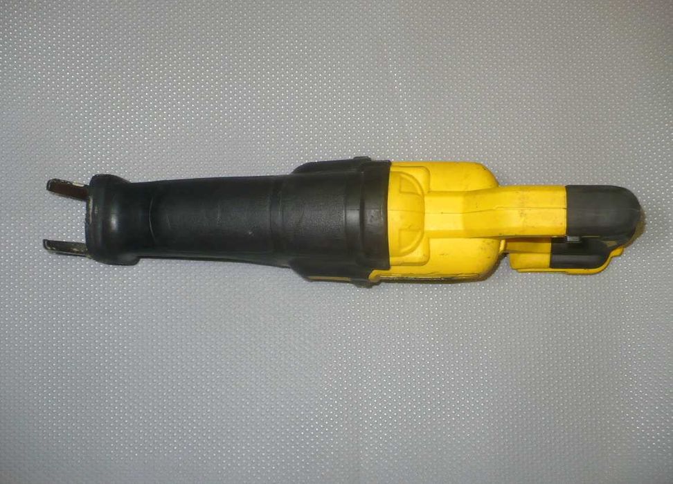 Piła szablasta DEWALT DCS388