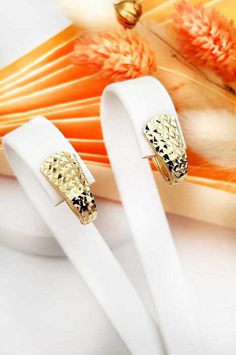 Złote kolczyki diamentowane łezki na angielskie zapięcie pr. 585