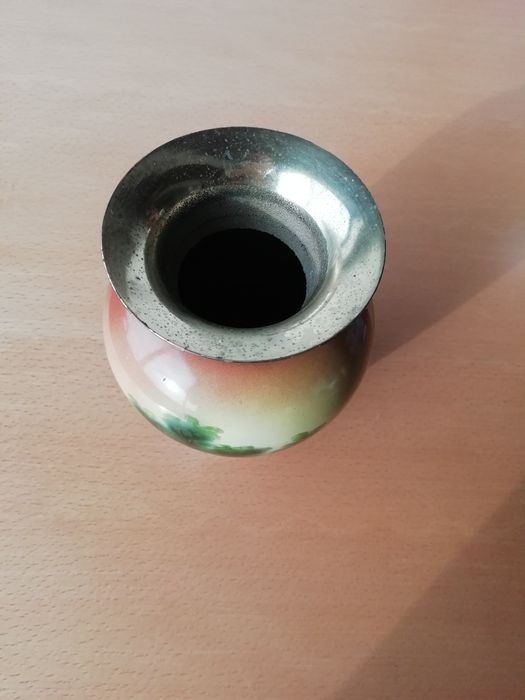 Vaso antigo em metal.