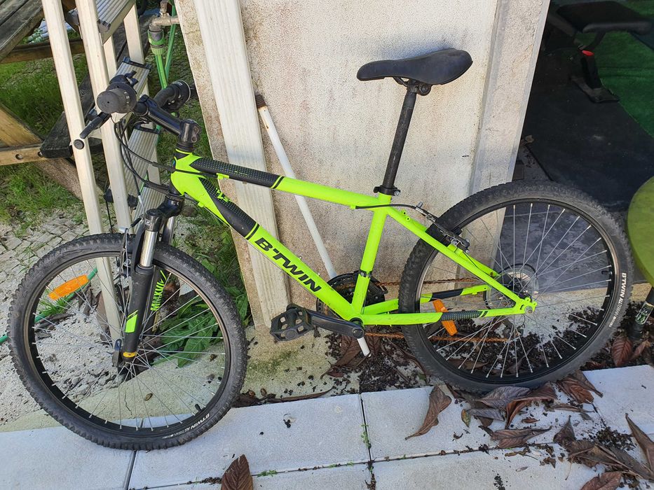 2 (duas Bicicletas) BTWIN ALLTERRAIN 24 X 1.9, uma laranja e outra verde, usadas
