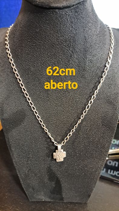 Fios correntes  em prata contrastada.