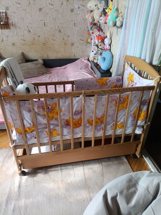 Кроватка детская. Детский стульчик для кормления. Горшки. Игрушки.