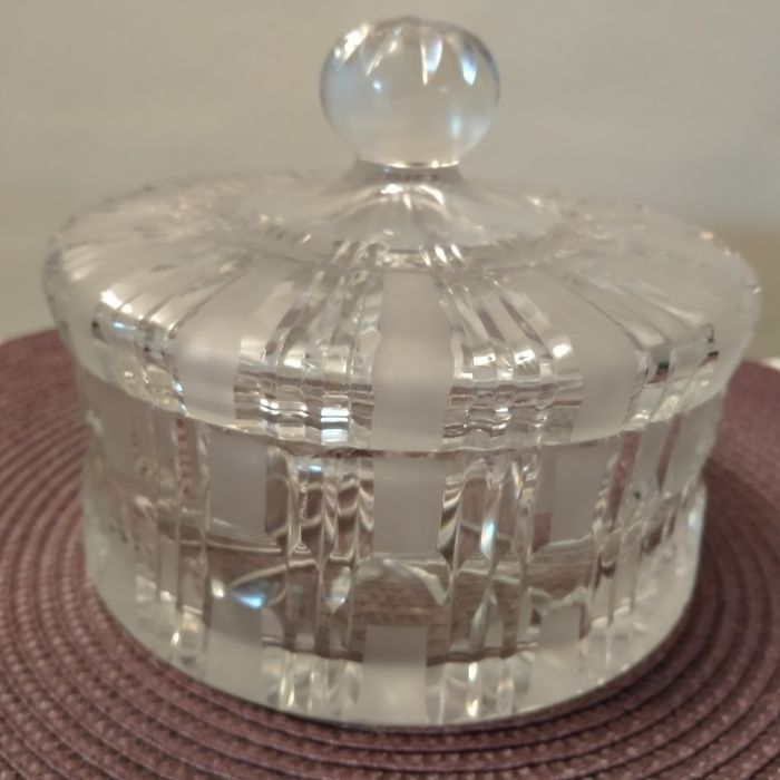 Kryształowa bombonierka szkatułka z PRL-u.