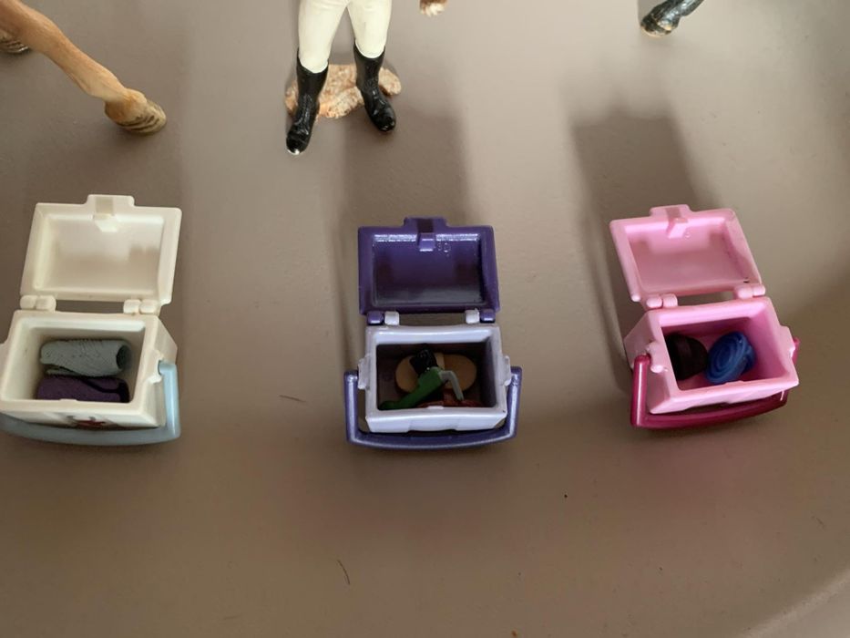Konie Schleich 3 sztuki  + dwóch jeźdźców
