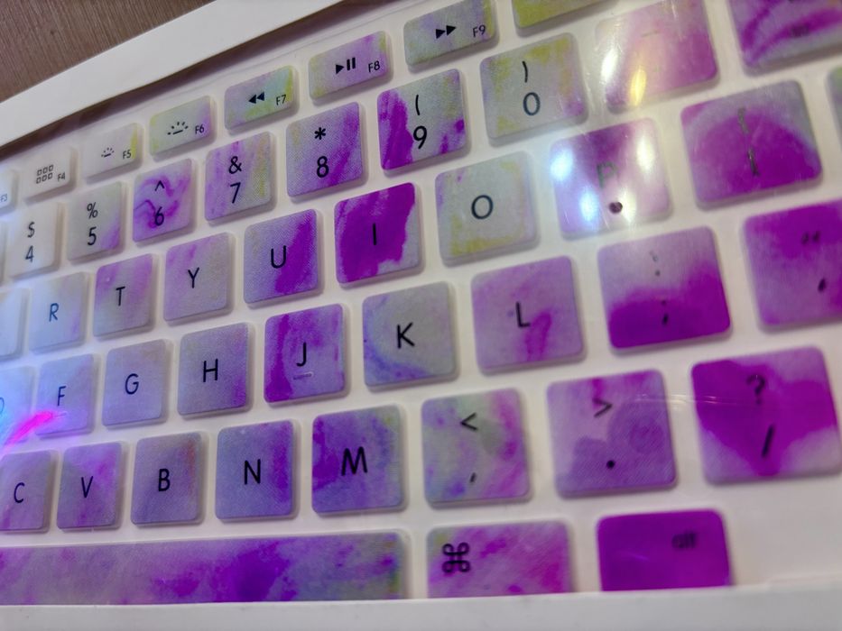 Яскрава накладка на клавіатуру macbook від urban outfitters