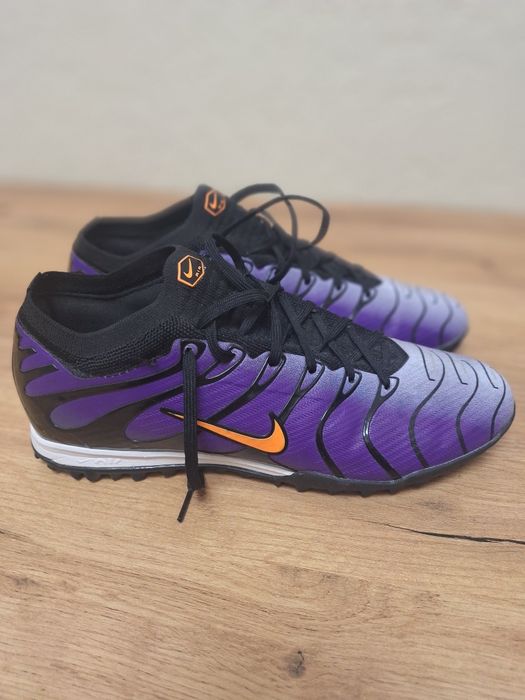 Продам сороконожки Nike tn