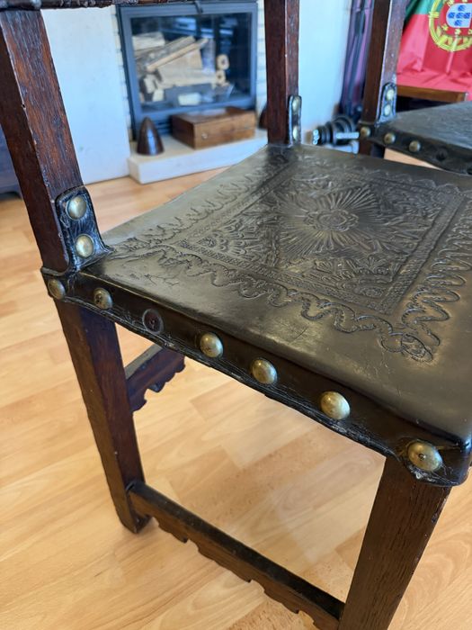 Cadeiras madeira e cabedal