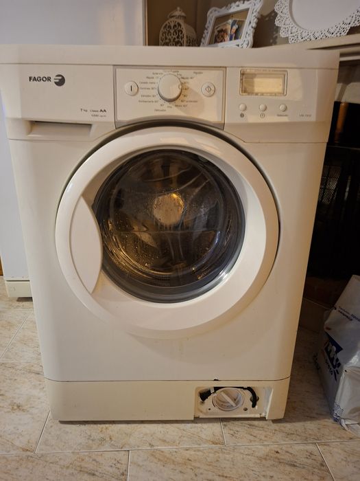 Maquina de lavar roupa usada a funcionar