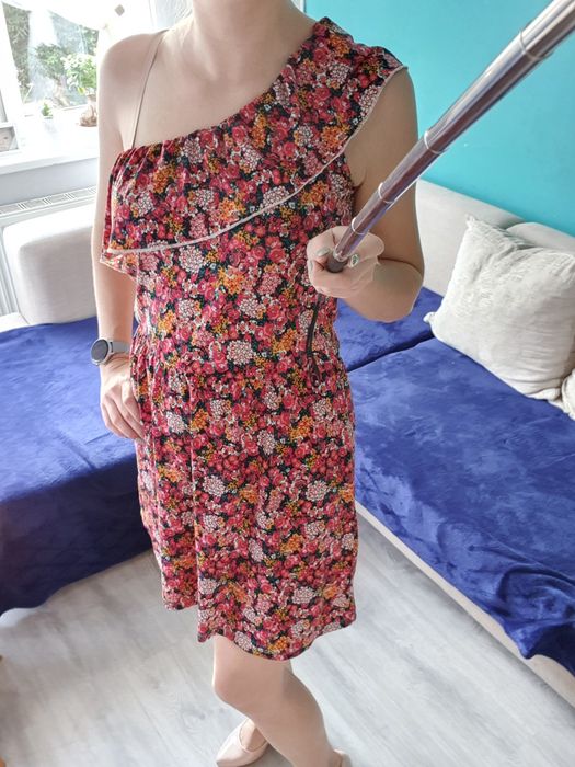 Letnia sukienka w kwiatki na jedno ramię
