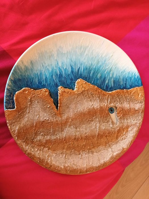 Olhando o mar: (Acrílico sobre cerâmica com 26,4 cm diâmetro)