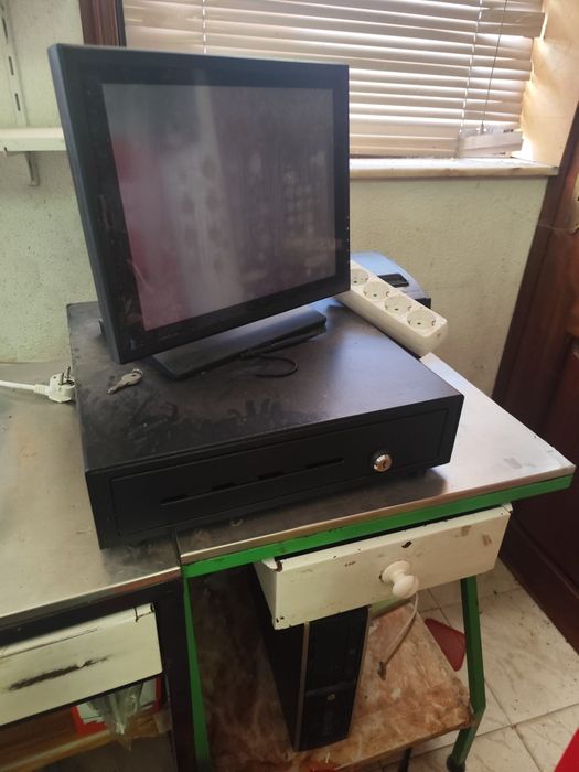 Vende de recheio de mercearia - estantes, arcas frigoríficas e outros