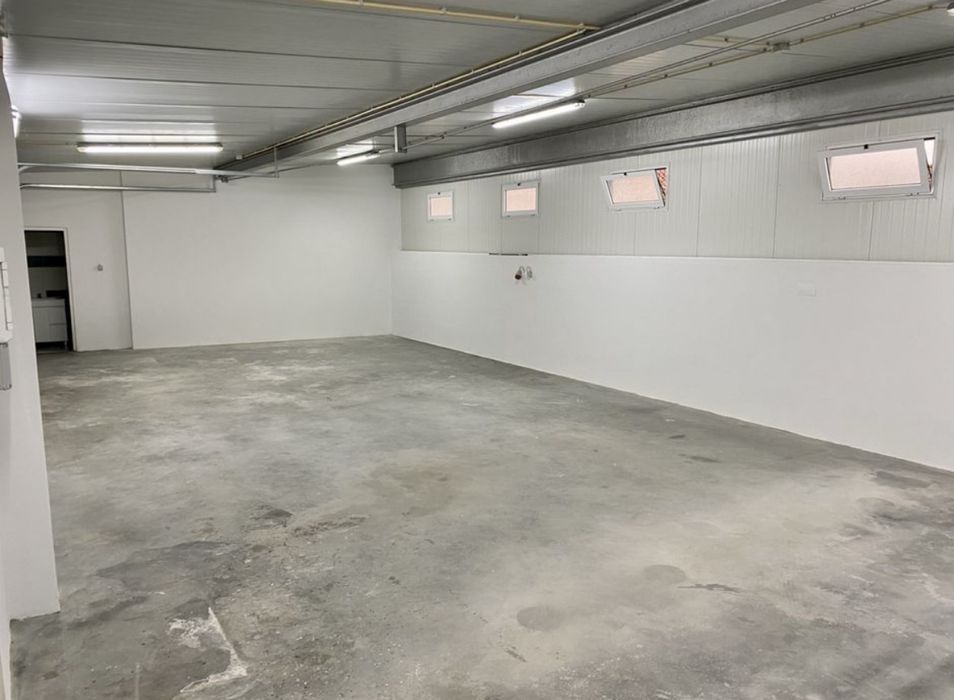 Alugo armazém com 100m2 amplo com WC