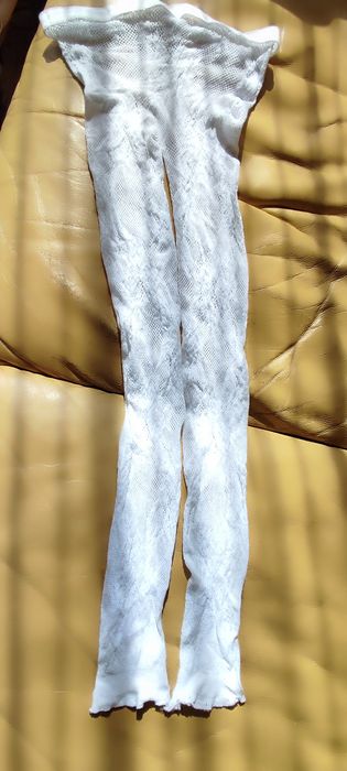 Koronkowe, białe, siatkowe rajstopy