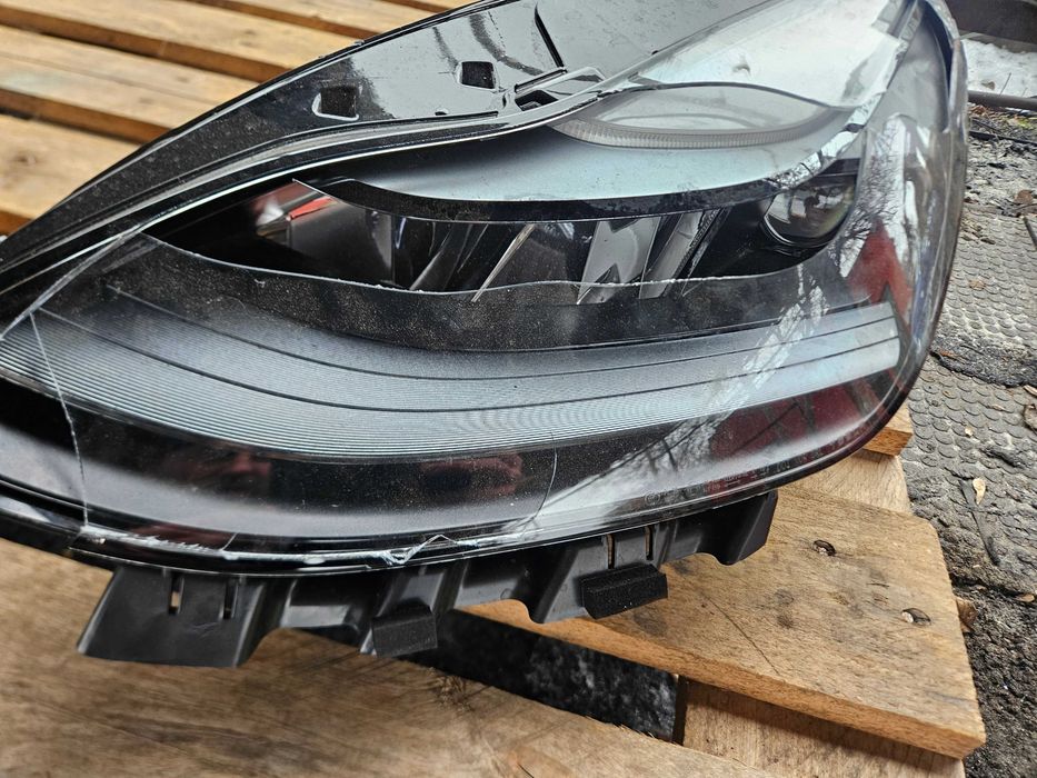 Фари model Y пошкоджені ліві праві