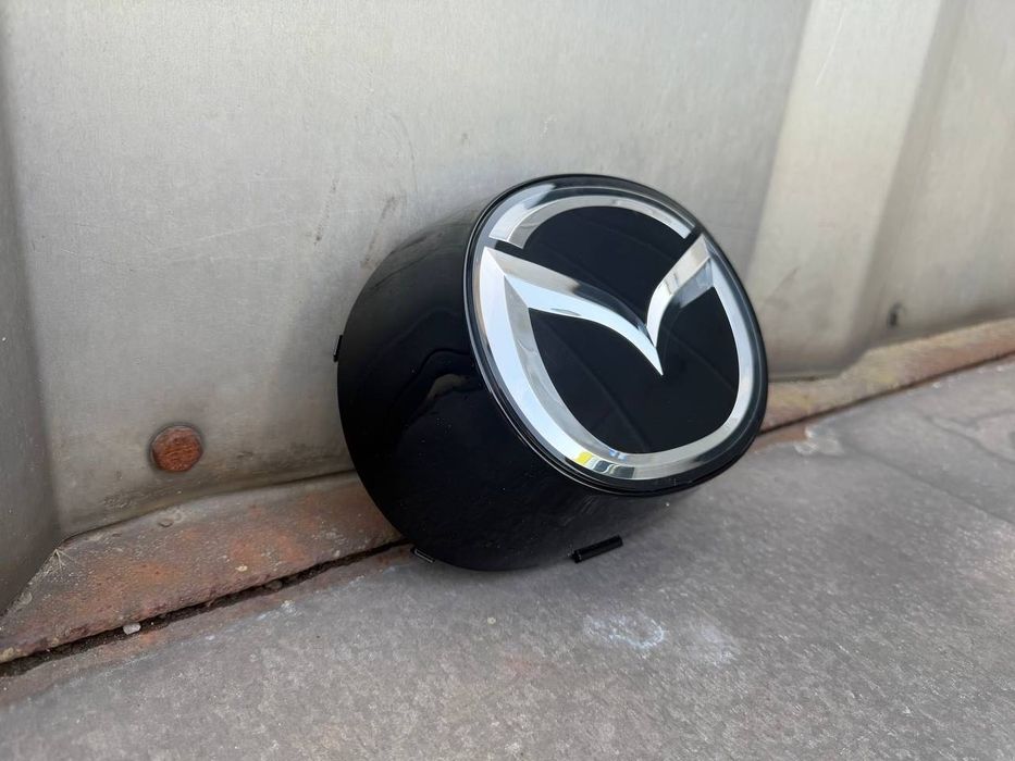Эмблема решетки радиатора с подиумом  Mazda CX-5 17-21