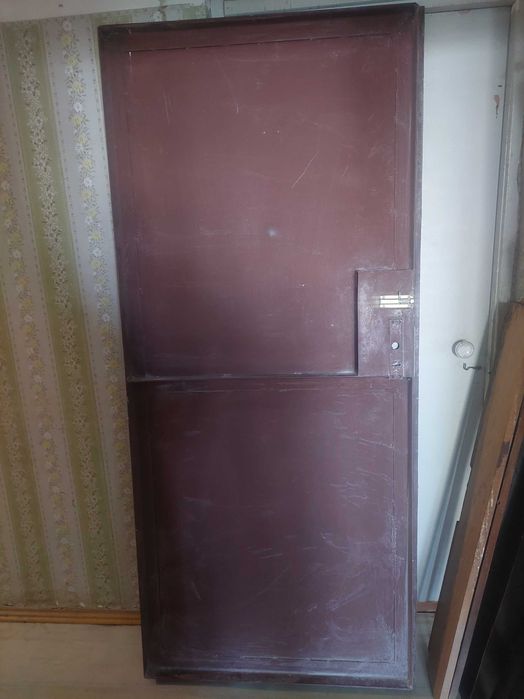 Дверь металлическую,для кладовки или гаража.