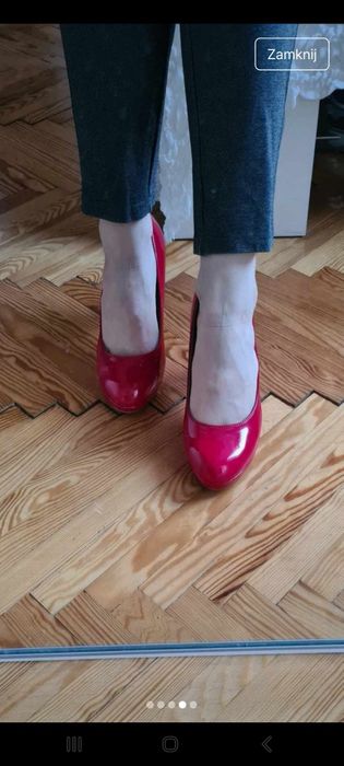 Czerwone lakierowane szpilki