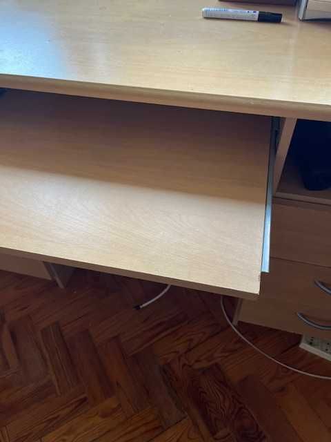 Secretária em bom estado