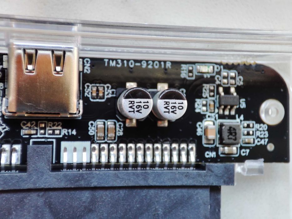 Dwie obudowy na dyski 2,5'' SSD, HDD. Ze złączem USB-C. Przeźroczyste.