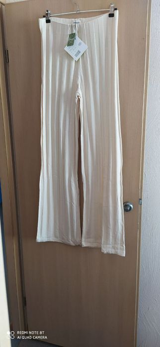 Брюки молочно- белого цвета