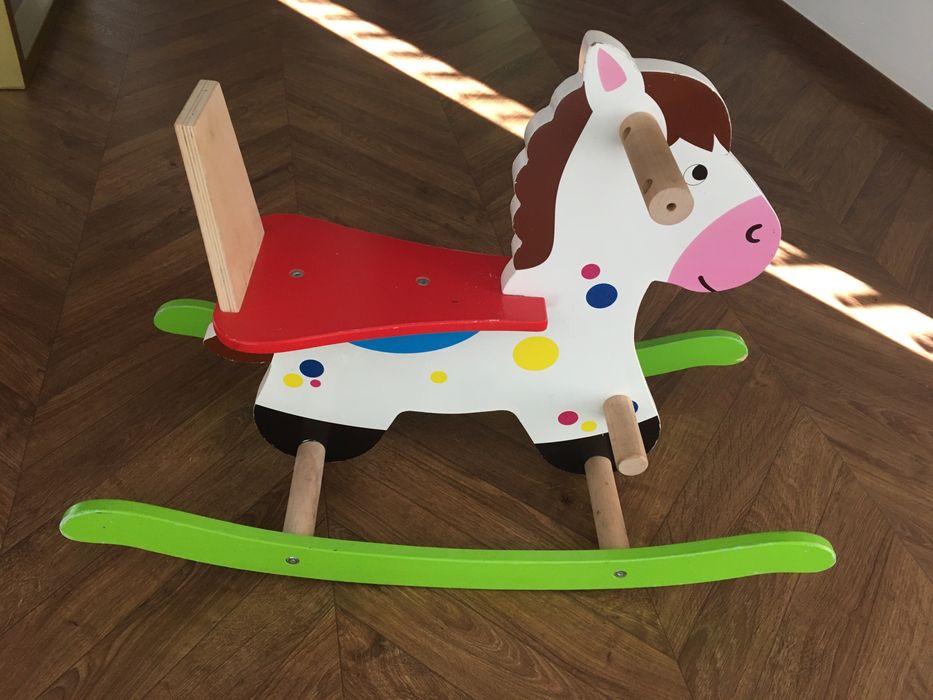Konik na biegunach drewniany