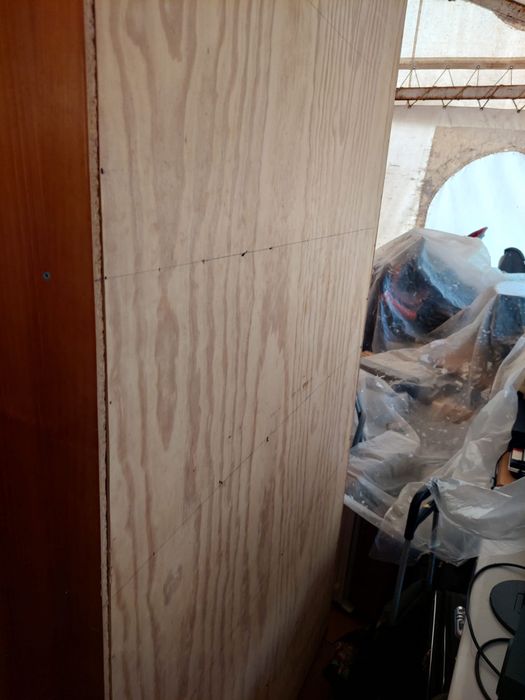 Armario em madeira com prateleiras