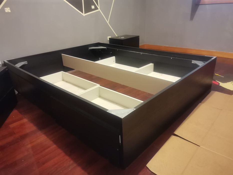 Cama de casal preta com arrumação