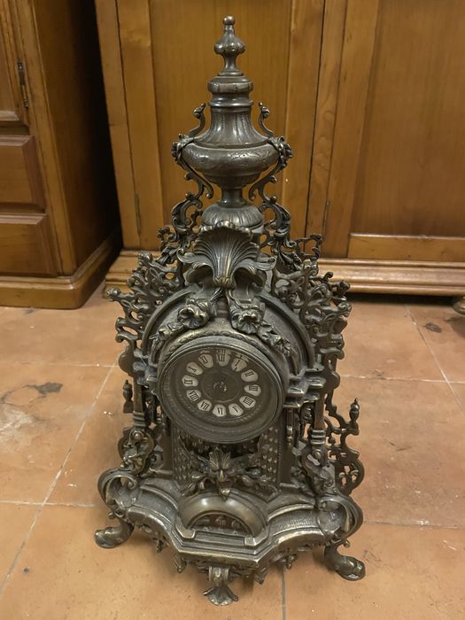 Magnífico Relógio de Mesa / Lareira Antigo em Bronze – Estilo Rococó / Barroco