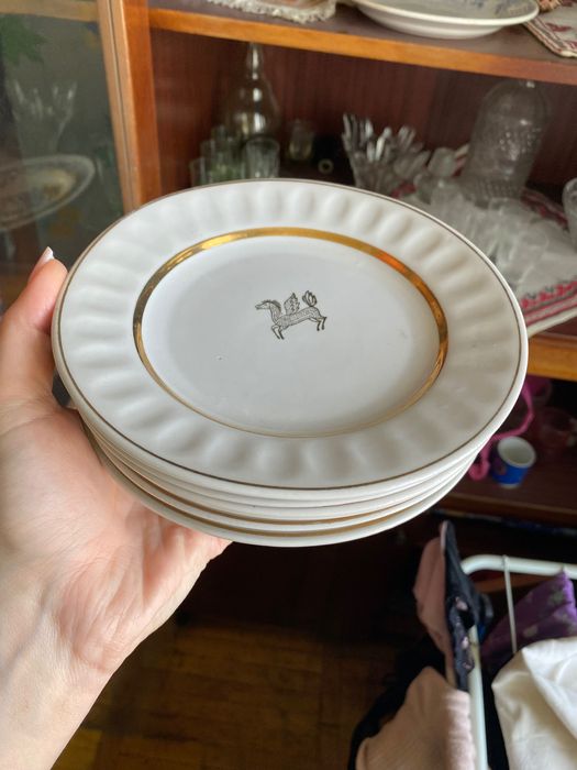 Посуд: тарілки, кувшин, чарочки, статуетки