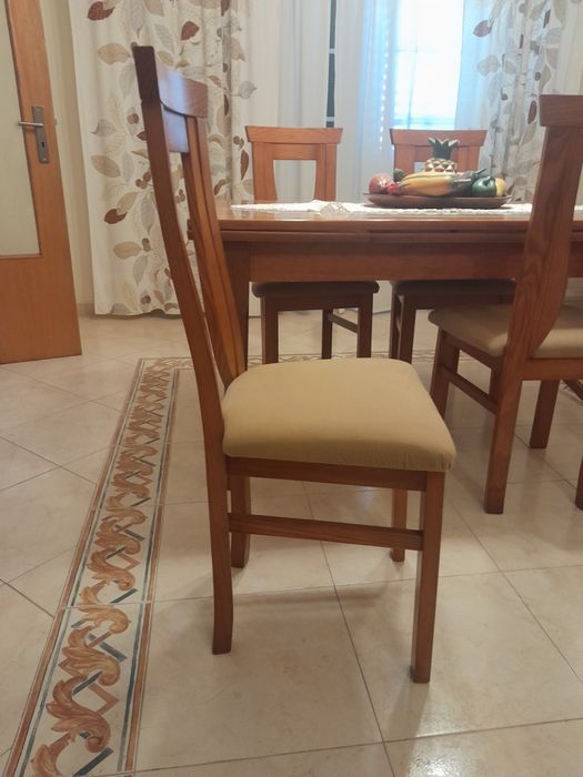 Conjunto mesa e quatro cadeiras.