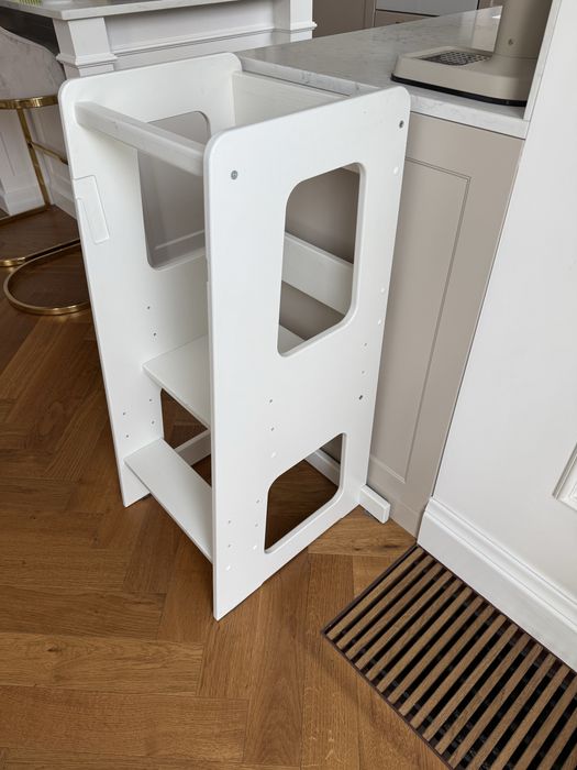 Biały drewniany pomocnik kuchenny