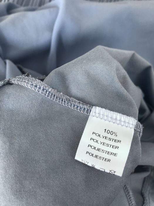 Długa suknia z ozdobnymi pół odkrytymi plecami