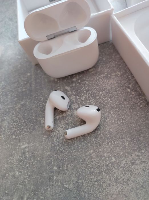 Apple AirPods 4 з активним шумозаглушенням (ANC) та чехол до них