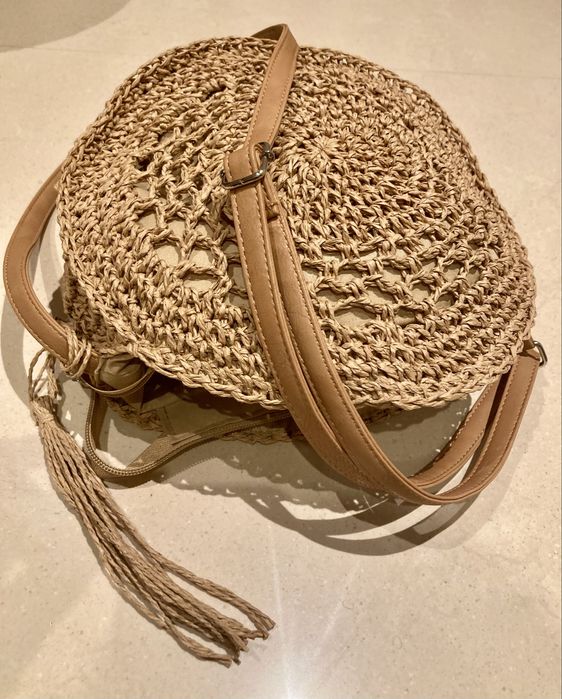 Bolsa redonda de ráfia bege