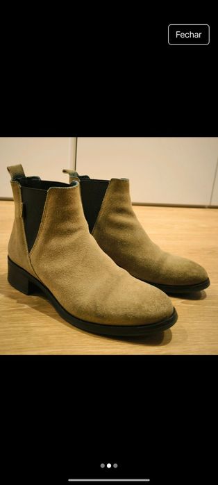 Botas de camurça genuína, da marca Benedita. Em bom estado.