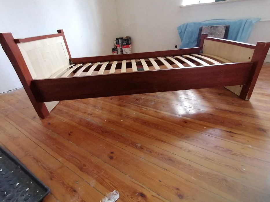 Łóżko (bez materaca) z rozkręcanym stelażem