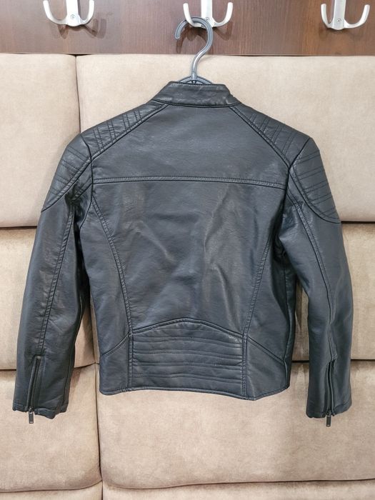 Skóropodobna czarna kurtka chłopięca Reserved roz. 140