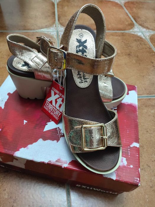 Sandálias douradas XTI novas tam 36