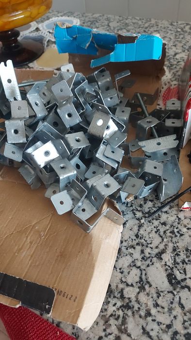 Vendo estas 2 caixas com estes artigos  por não estar a usar