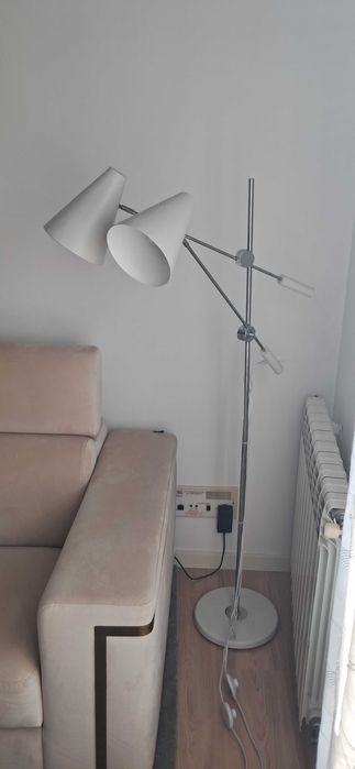Abajur de pé com 2 lâmpadas em led.