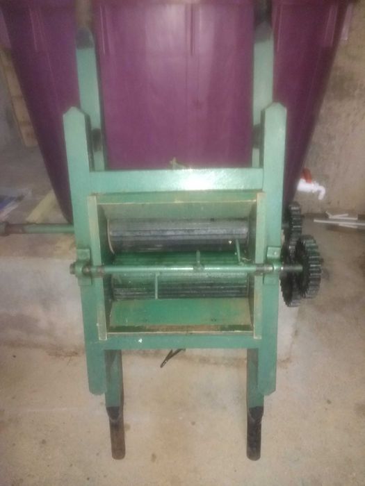 Esmagador de uvas etc, muito bem estimado, optimo funcionamento