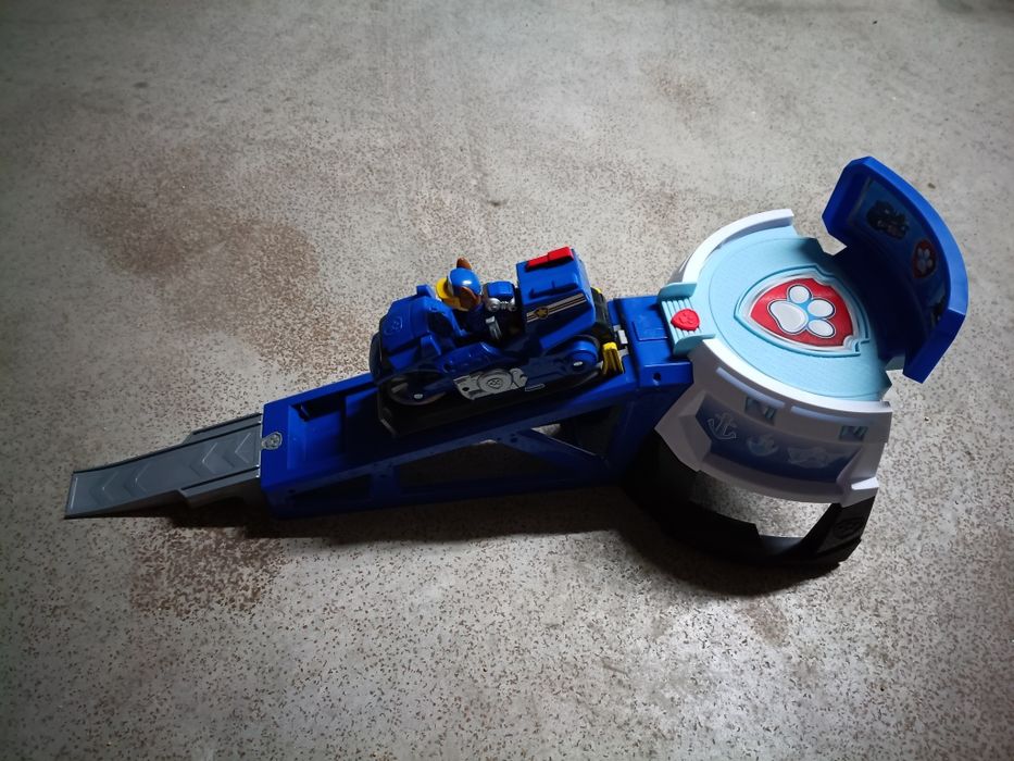 Pista e moto da patrulha pata