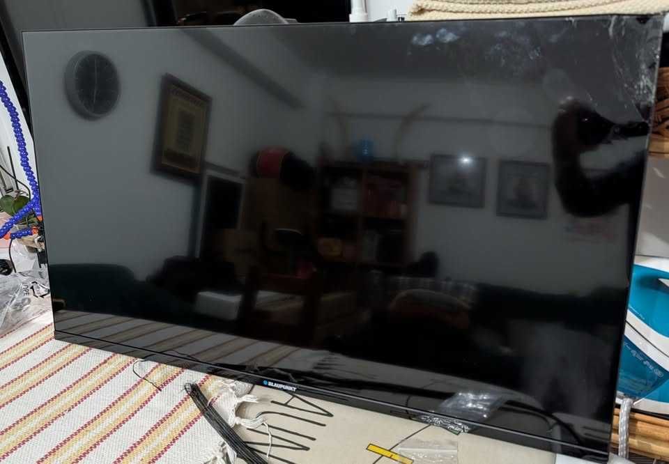 TV BLAUPUNKT 40" com painel partido