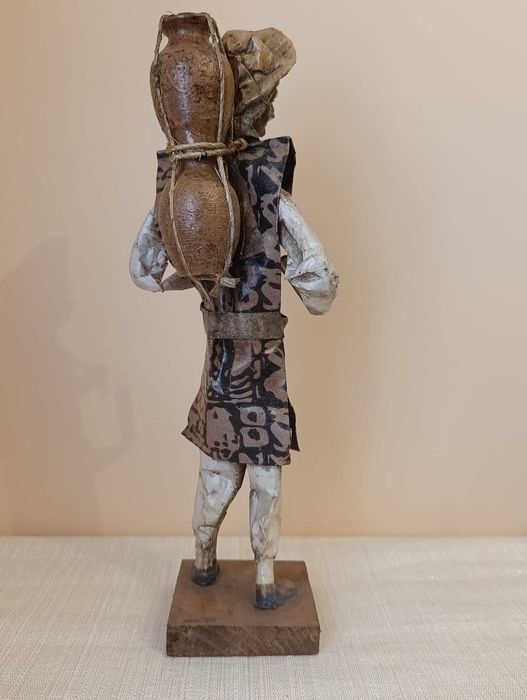 Figura de artesanato homem com cantaros costas papel maché